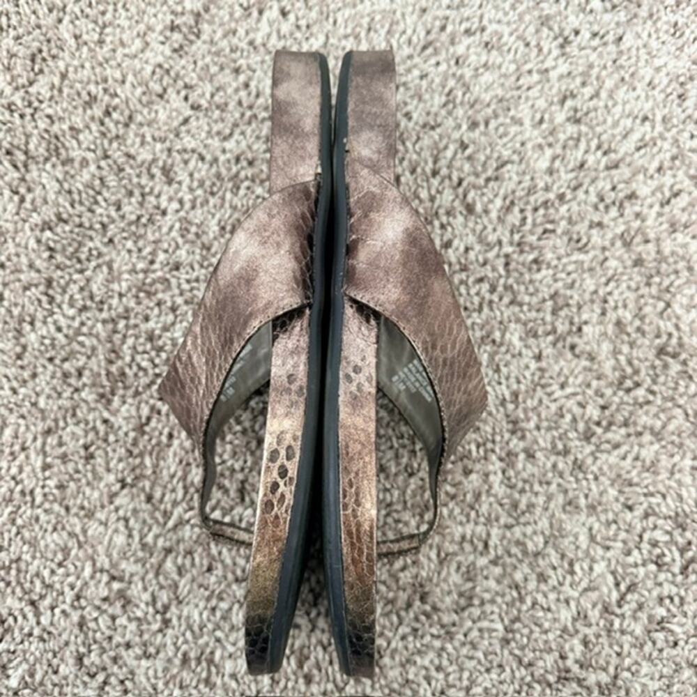 Bandolino Women's Sandals 8.5B Bronze Thongs Flip Flops Reptile Print .75 Heel - Picture 9 of 13
